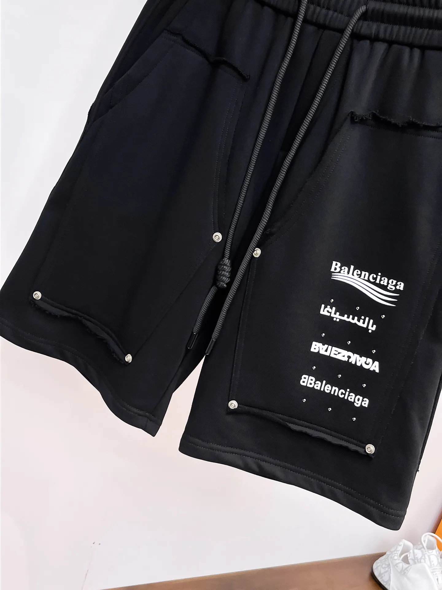 Balenciaga's three-standard complete 2026 summer New Arrival men's casual shorts, advanced custom-made Breathable fabric, Breathable fabric, extremely stretchy and comfortable, impeccable details, top-grade accessories, original logo design concept, delicate and soft feel! The upper body fit is awesome! Size: M-XXXL Please state your height and weight when ordering